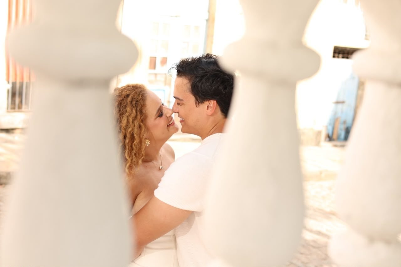 Casal enquadrado entre colunas brancas