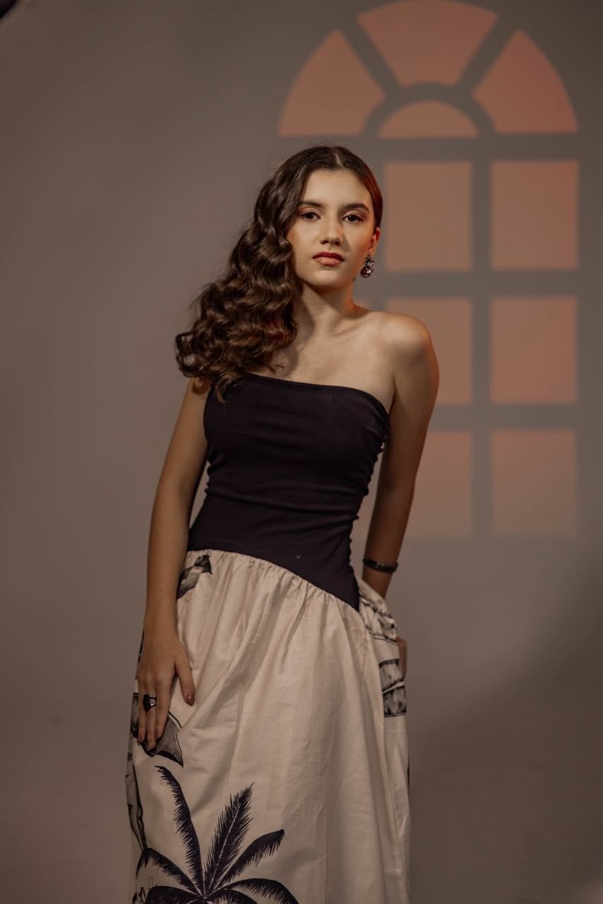 Retrato feminino em estúdio com luz de janela